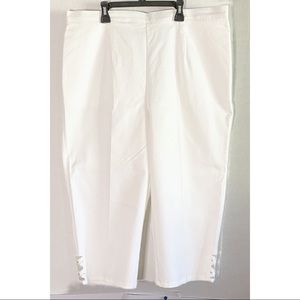 Alfred Dunner 18W white capris NWT!